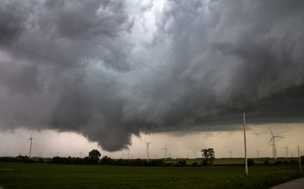 It forms a menacing wall cloud