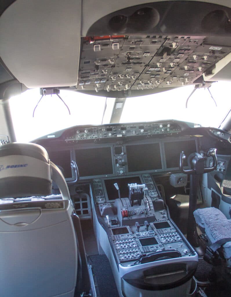 787 Cockpit