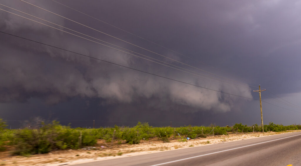 Big wall cloud south of Midland